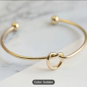 Elegant Gold Knot Bracelet